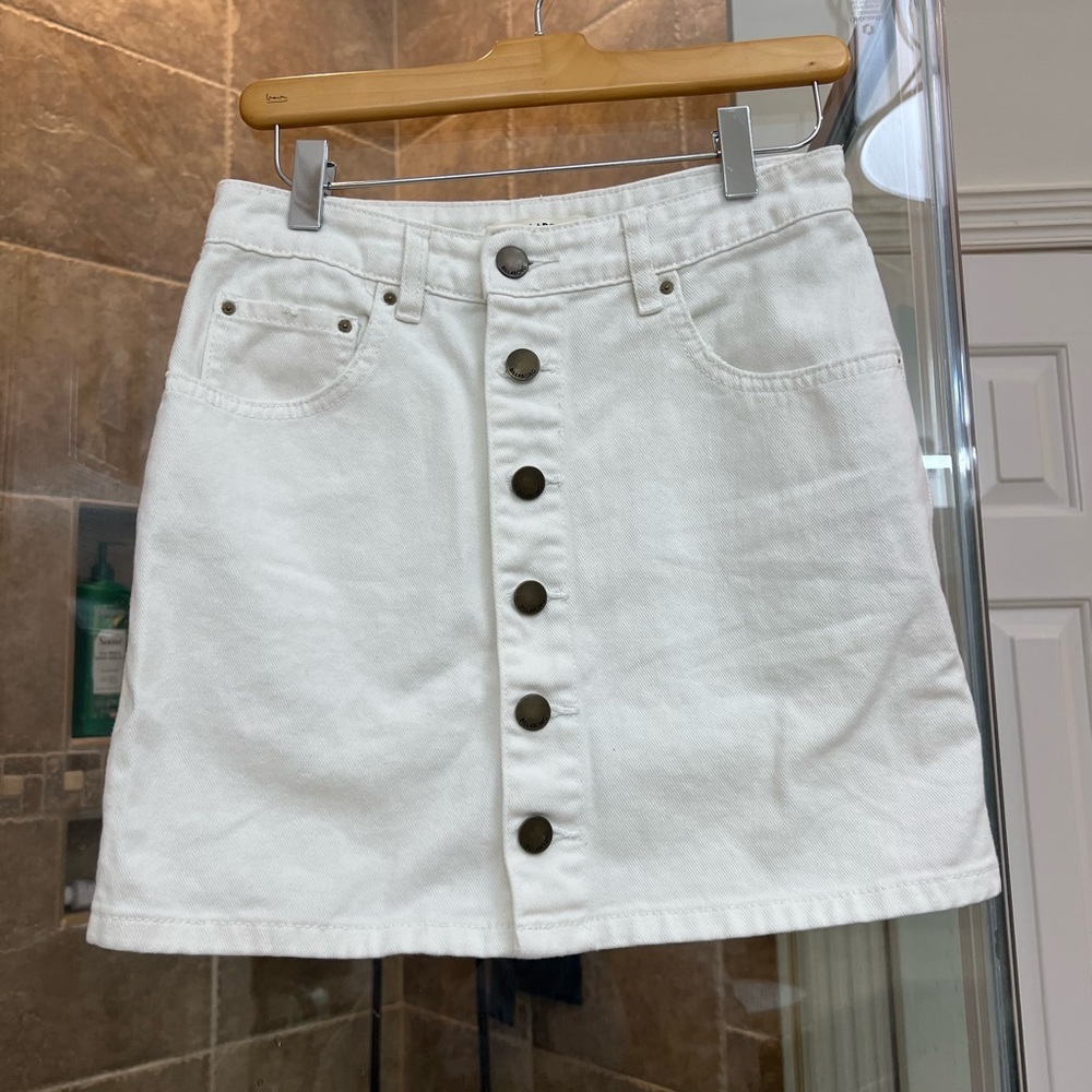 White denim billabong skirt